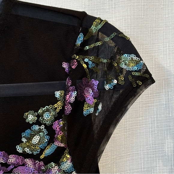 White House Black Market sequin embellished flowers cap sleeve Tee EUC Size S - Picture 5 of 8